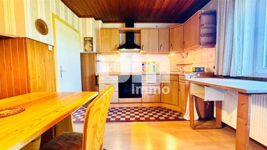 Gepflegtes Einfamilienhaus auf großem Grundstück mit Garage, Terrasse und Balkon - Küche mit Einbauküche / Vorratsschrank